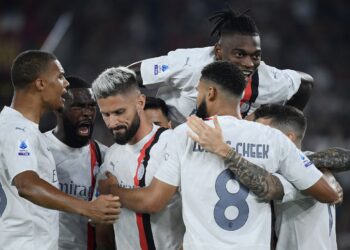 ميلان يفوز على روما وينفرد بصدارة الدوري الإيطالي مؤقتاً