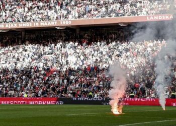 الشغب يتسبب في إلغاء مباراة أياكس وفينورد في الدوري الهولندي