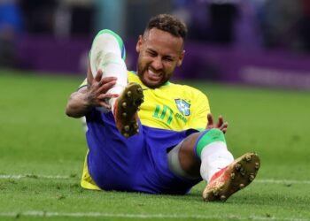 الهلال السعودي يعلن إصابة نيمار في الرباط الصليبي والغضروف
