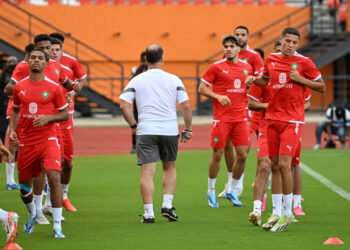 المنتخب الوطني يجري اول حصة تدريبية بكوت ديفوار والصيباري “الجو مختلف عن المغرب ولكن عجبني الحال”