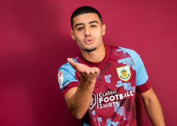 انس الزروري أساسي رفقة بيرنلي ضد برونموت ضمن الدوري الانجليزي الممتاز