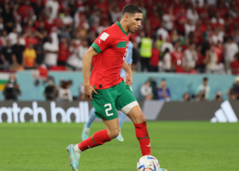 فيفا يصف حكيمي بالقطار المغربي السريع