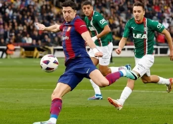 ثنائية ليفاندوفسكي تنقذ برشلونة من فخ ألافيس في الليغا