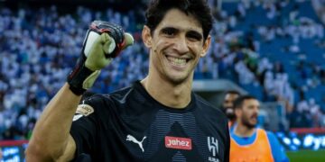 ياسين بونو يتوج بجائزة الأفضل في شهر أكتوبر