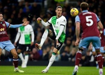 ليفربول يصعد إلى صدارة الدوري الإنجليزي مؤقتاً بالفوز على بيرنلي