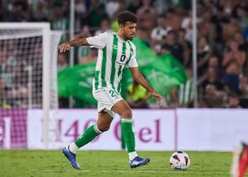 مانويل بيليغريني يشيد بالدولي المغربي شادي رياض
