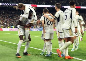 ريال مدريد يسحق فياريال ويتصدر الليغا مؤقتا