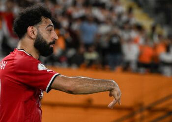 محمد صلاح يغادر “الكان” ويعود إلى ليفربول لتلقي العلاج ..