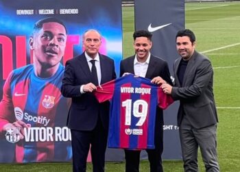 برشلونة يقدم لاعبه الجديد فيتور روكي