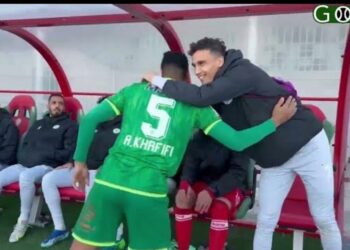 عبد الله خفيفي يقدم باقة ورد الى فريق المولودية الوجدية”فيديو”