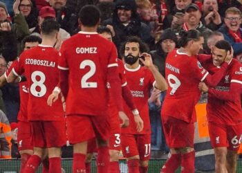 ليفربول يكتسح نيوكاسل وينفرد بصدارة الدوري الانجليزي