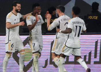 ريال مدريد يسحق برشلونة برباعية ويتوج بطلا لكأس السوبر الإسباني