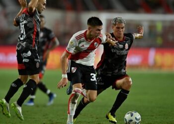 ريفر بليت وراسينغ يحققان انتصارهما الأول في كأس الدوري الأرجنتيني