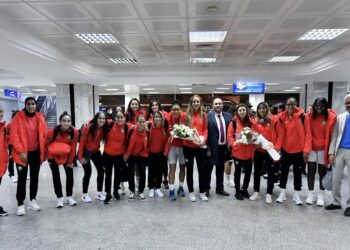 بعثة المنتخب المغربي النسوي تصل إلى تونس استعدادًا للمباراة المنتظرة