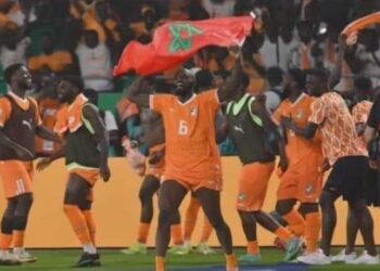 لاعبو المنتخب الإيفواري يحتفلون بالعلم المغربي  بعد التتويج بلقب كأس إفريقيا