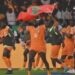 لاعبو المنتخب الإيفواري يحتفلون بالعلم المغربي  بعد التتويج بلقب كأس إفريقيا