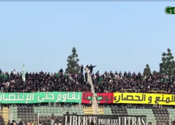 فيديو… جماهير الرجاء و المغرب الفاسي جنبا إلى جنب بالرغم من المنع في قمة الروح الرياضية