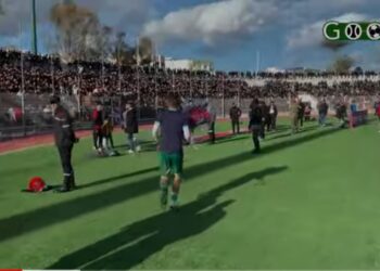 محمد المكعازي يقدم باقة الورد الى جماهير المغرب التطواني