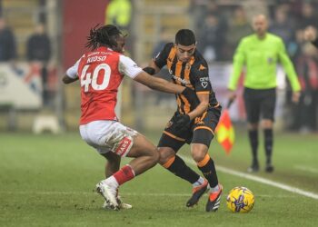 أنس الزروري يتوج بجائزة أفضل لاعب في مباراة هال سيتي أمام “روثيرهام”