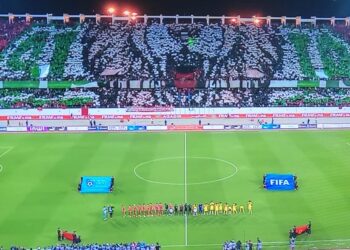 الجماهير المغربية تستقبل الأسود بأكادير بتيفو مميز وتشجيع حار