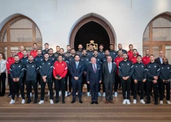 ملك الأردن يمنح الحسين عموتة ومنتخب النشامى ميدالية اليوبيل الفضي