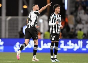 رومان سايس يسجل هدفا خرافيا على ياسين بونو