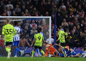 آرسنال يفوز على برايتون ويصعد لصدارة الدوري الإنجليزي موقتاً