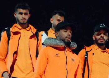 بعثة نهضة بركان تغادر الجزائر في انتظار قرار الكاف بشأن المباراة المعلقة