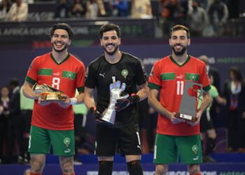 تتويج لاعبي المنتخب الوطني لكرة القدم داخل القاعة من طرف الكاف