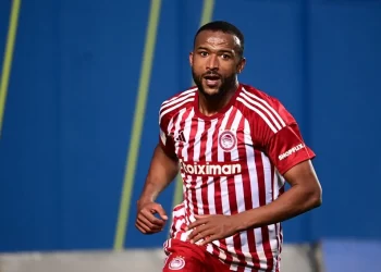 أيوب الكعبي يؤكد التزامه بنمط حياة صحي ويسعى للفوز بدوري المؤتمر الأوروبي مع أولمبياكوس