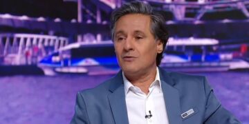  انتقاد عزيز بنيج لإخراج مباراة الزمالك ونهضة بركان في نهائي كأس الكونفدرالية الإفريقية