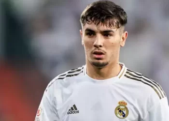 إبراهيم دياز يهدي قميصه لويل سميث في لقاء بمدريد بمناسبة الترويج لفيلم “باد بويز”