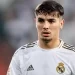 إبراهيم دياز يهدي قميصه لويل سميث في لقاء بمدريد بمناسبة الترويج لفيلم “باد بويز”