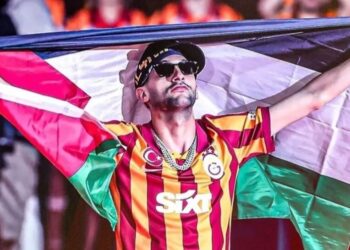زياش يجذب الأنظار برفع العلم الفلسطيني خلال احتفالات نادي غلطة سراي