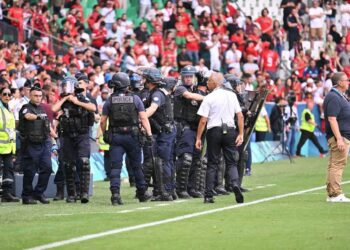 مباراة المغرب والأرجنتين لم تنته بل تم إيقافها بسبب اقتحام بعض الجماهير للملعب