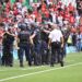 مباراة المغرب والأرجنتين لم تنته بل تم إيقافها بسبب اقتحام بعض الجماهير للملعب