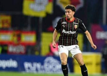 عملاق الدوري الفرنسي يقترب من التعاقد مع نائل العيناوي