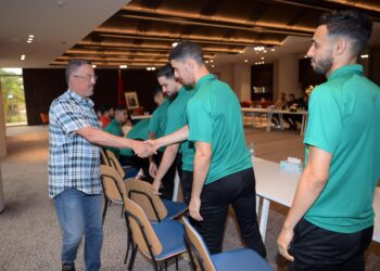 فوزي لقجع يستقبل لاعبي وأعضاء المنتخب الوطني لكرة القدم داخل القاعة المشارك في كأس العالم أوزبكستان 2024