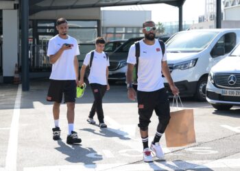 المنتخب الأولمبي يتوجه إلى باريس لملقاة الولايات المتحدة الأمريكية