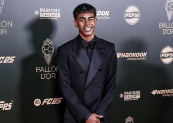 لامين يامال يتوج بجائزة أفضل لاعب شاب في العالم