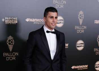 الإسباني رودري يتوّج بجائزة الكرة الذهبية متفوقًا على فينيسيوس