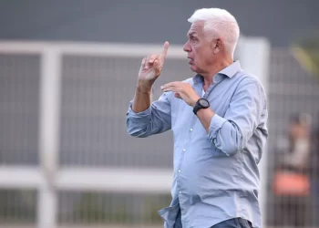 مدرب الجيش الملكي: أشعر بالرضا عن أداء الفريق أمام ماميلودي صن داونز