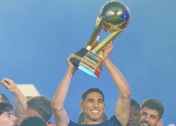 الأسد أشرف حكيمي يحتفل بلقب الدوري الفرنسي مع باريس سان جيرمان