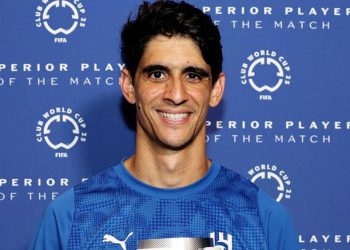 “بونو يتوج بجائزة الأفضل ويُنقذ الهلال من الخسارة