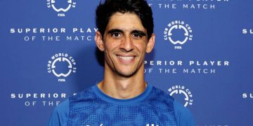 “بونو يتوج بجائزة الأفضل ويُنقذ الهلال من الخسارة