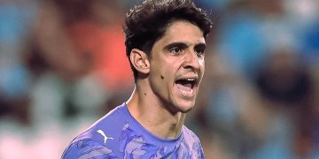 غوارديولا يثني على تألق ياسين بونو بعد خسارة مانشستر سيتي أمام الهلال