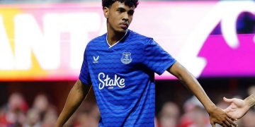 آدم أزنو يُبهر جماهير إيفرتون بأداء رائع أمام مانشستر يونايتد