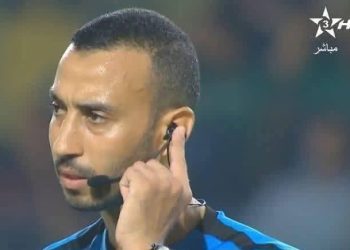 مديرية التحكيم توقف حكم مباراة الرجاء الرياضي والجيش الملكي لمباراتين
