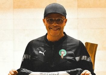 نادي باليستينو التشيلي يهدي قميصه لمحمد وهبي مدرب أشبال الأطلس