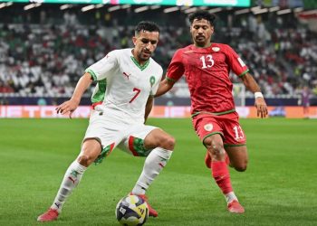 المنتخب المغربي يصمد بعشرة لاعبين ويكتفي بالتعادل أمام عمان في كأس العرب
